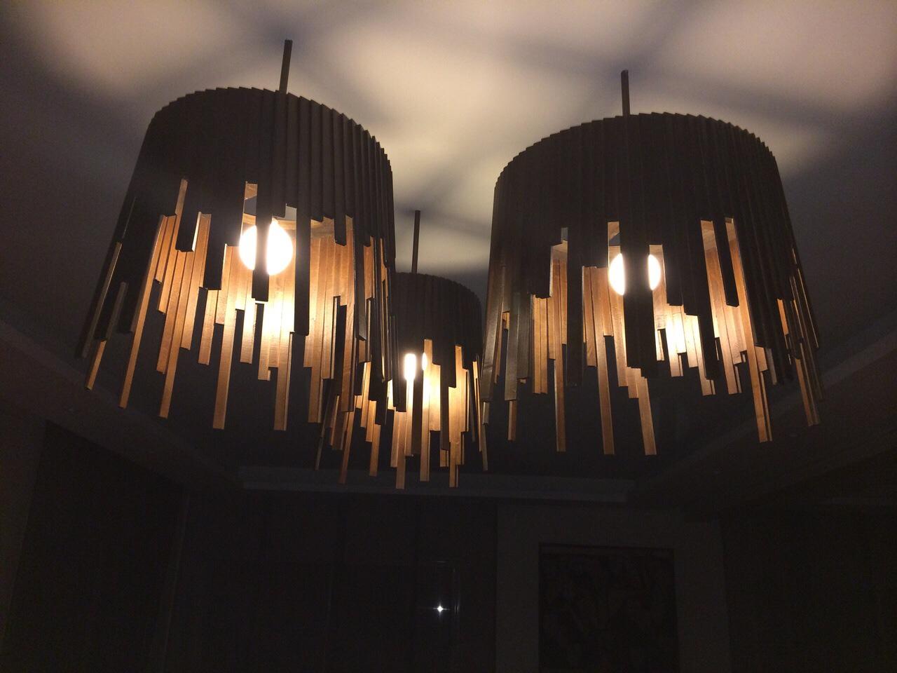 Plusieurs lampes de plafond allumées