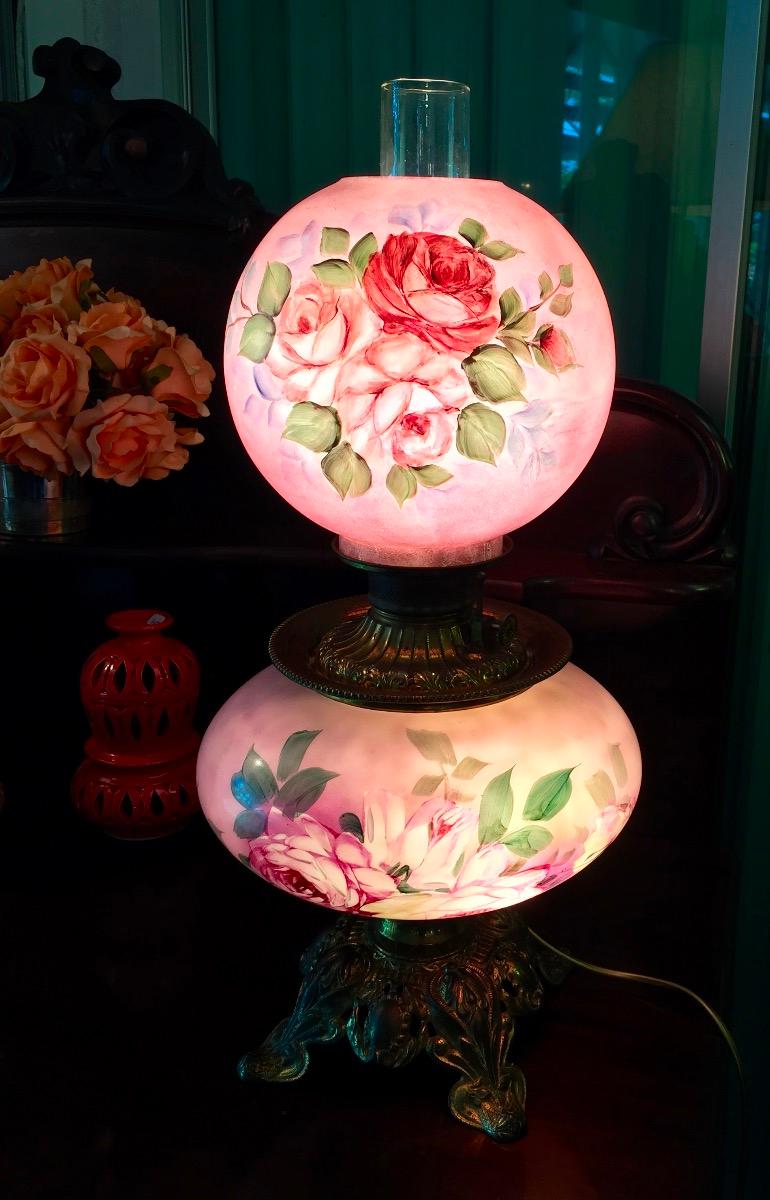 Lampe fleurie et ronde avec un séparateur central