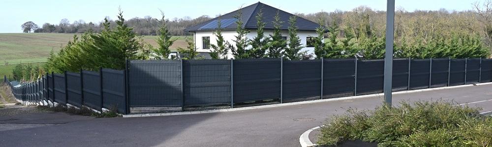 Clôture qui entourent une maison blanche