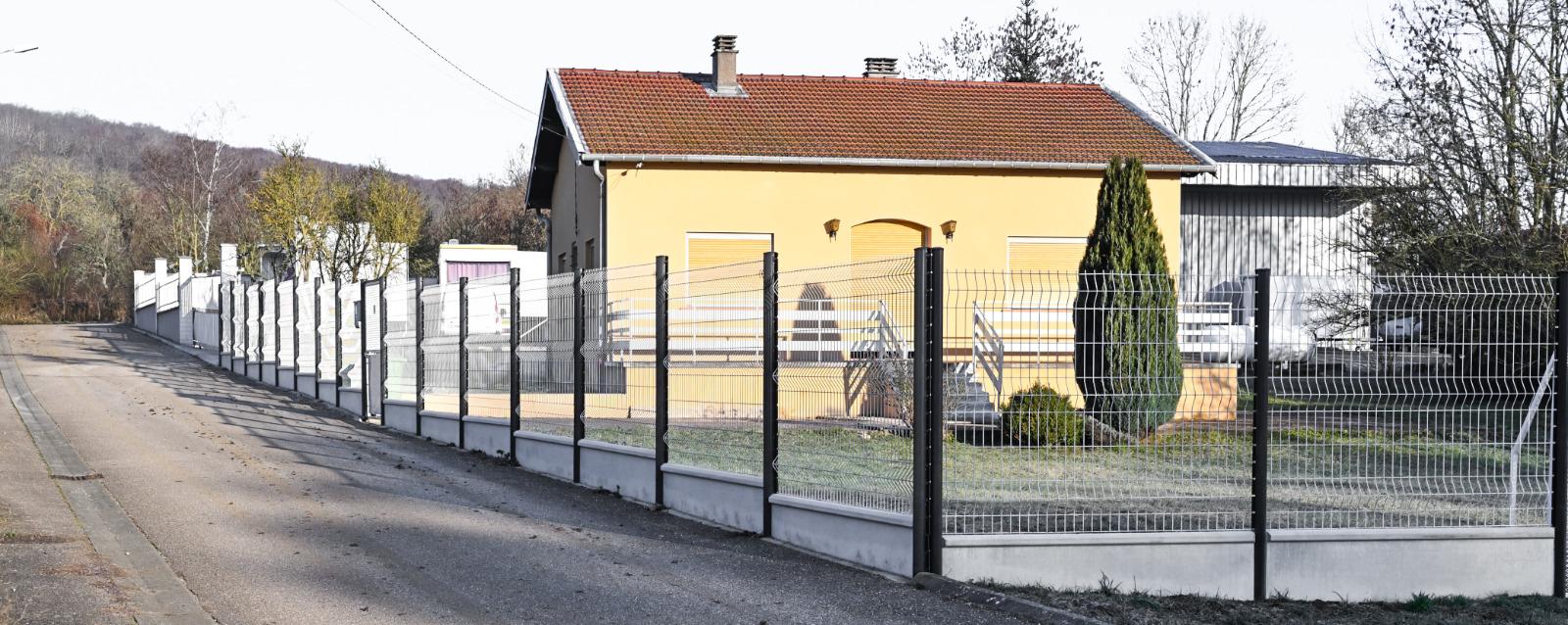 Du grillage qui entoure une maison 