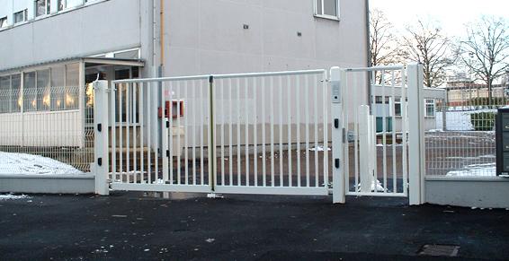 Un portail blanc devant un bâtiment 