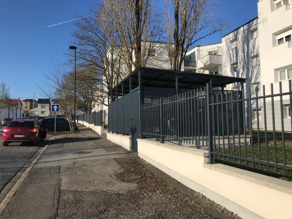 Des barrières en métal devant un bâtiment