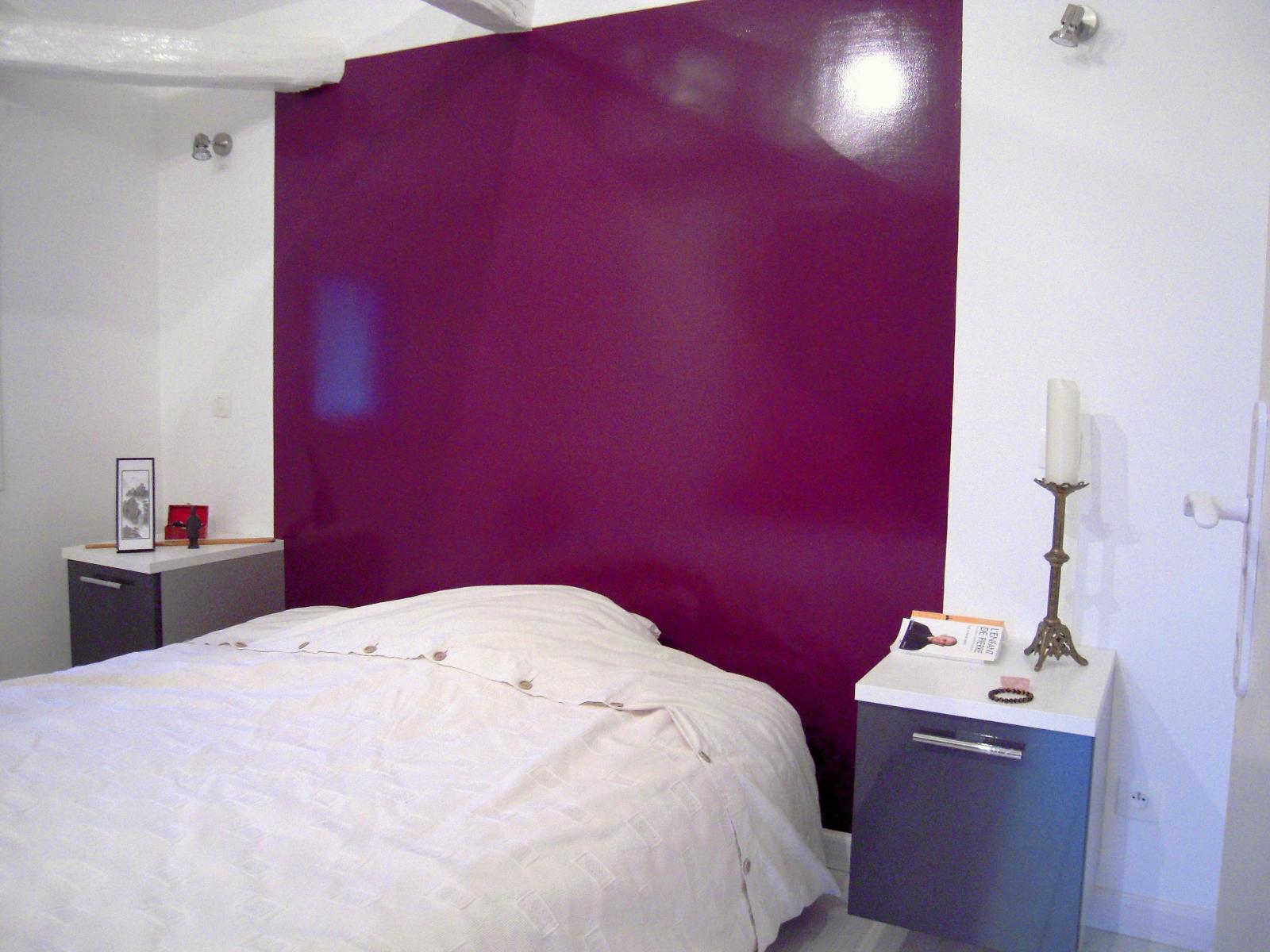 Chambre mur violet