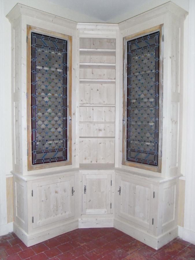 Bibliothèque avec vitraux