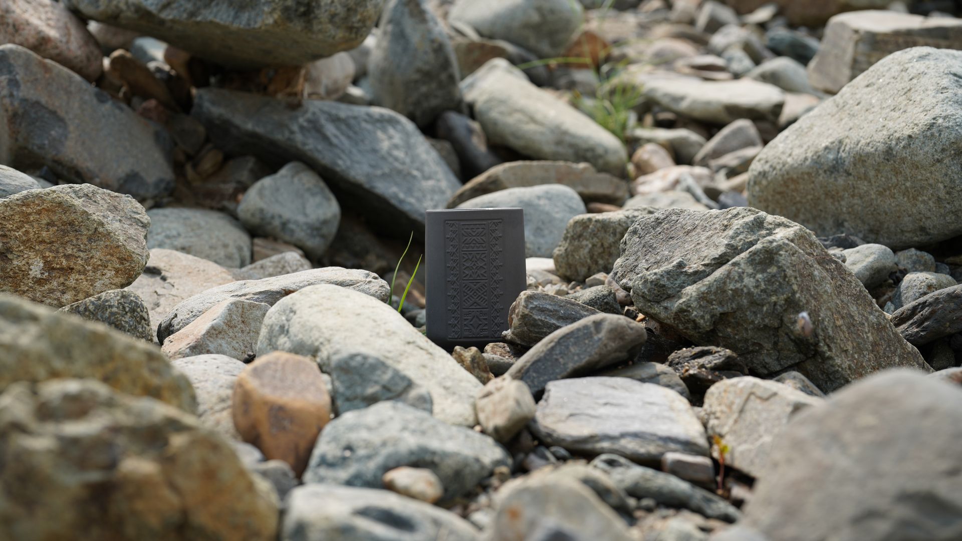 قطعة فنية من حرفة بزخارف القّط العسيري 