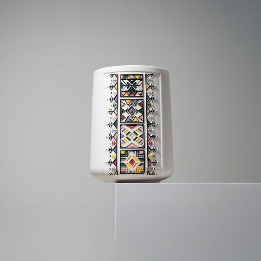 قطعة فنية من حرفة بزخارف القّط العسيري 