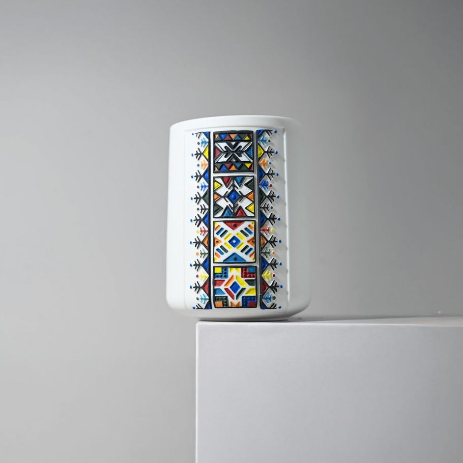 قطعة فنية من حرفة بزخارف القّط العسيري 