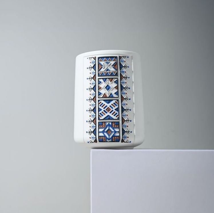 قطعة فنية من حرفة بزخارف القّط العسيري 