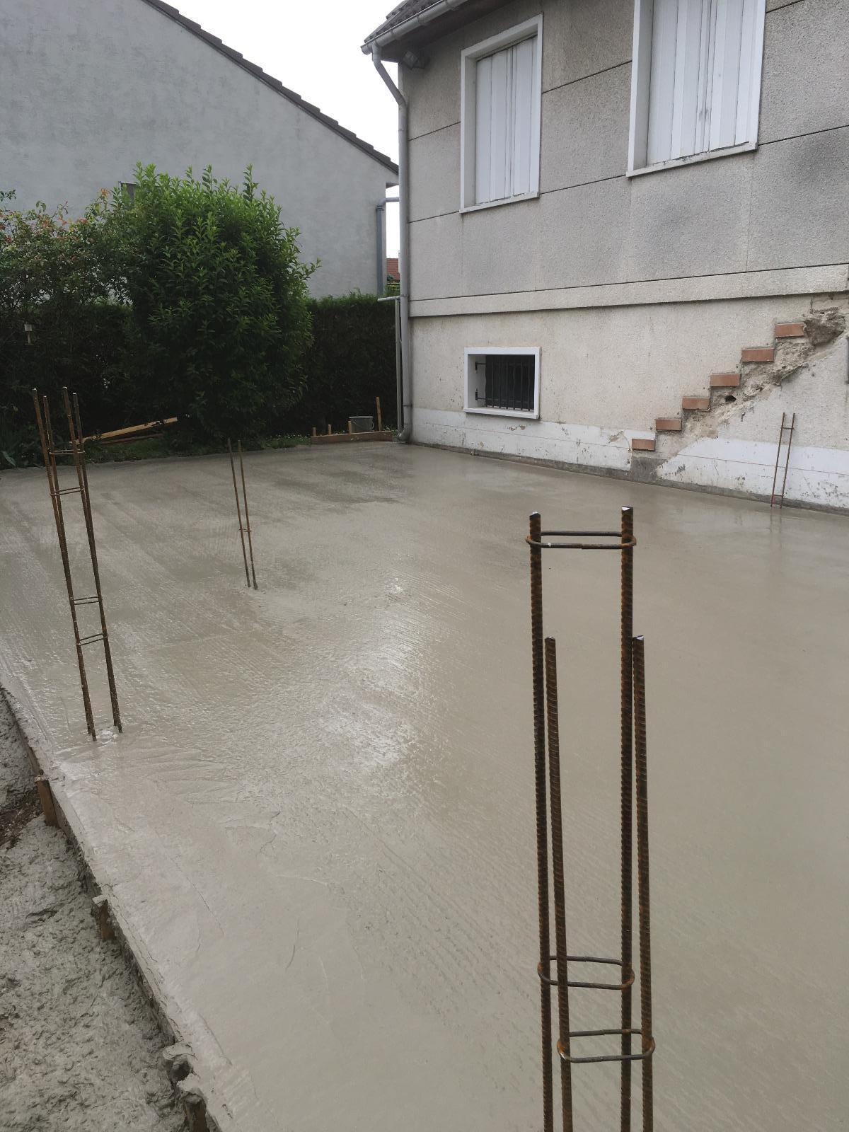 Dalle en béton fraîchement coulée