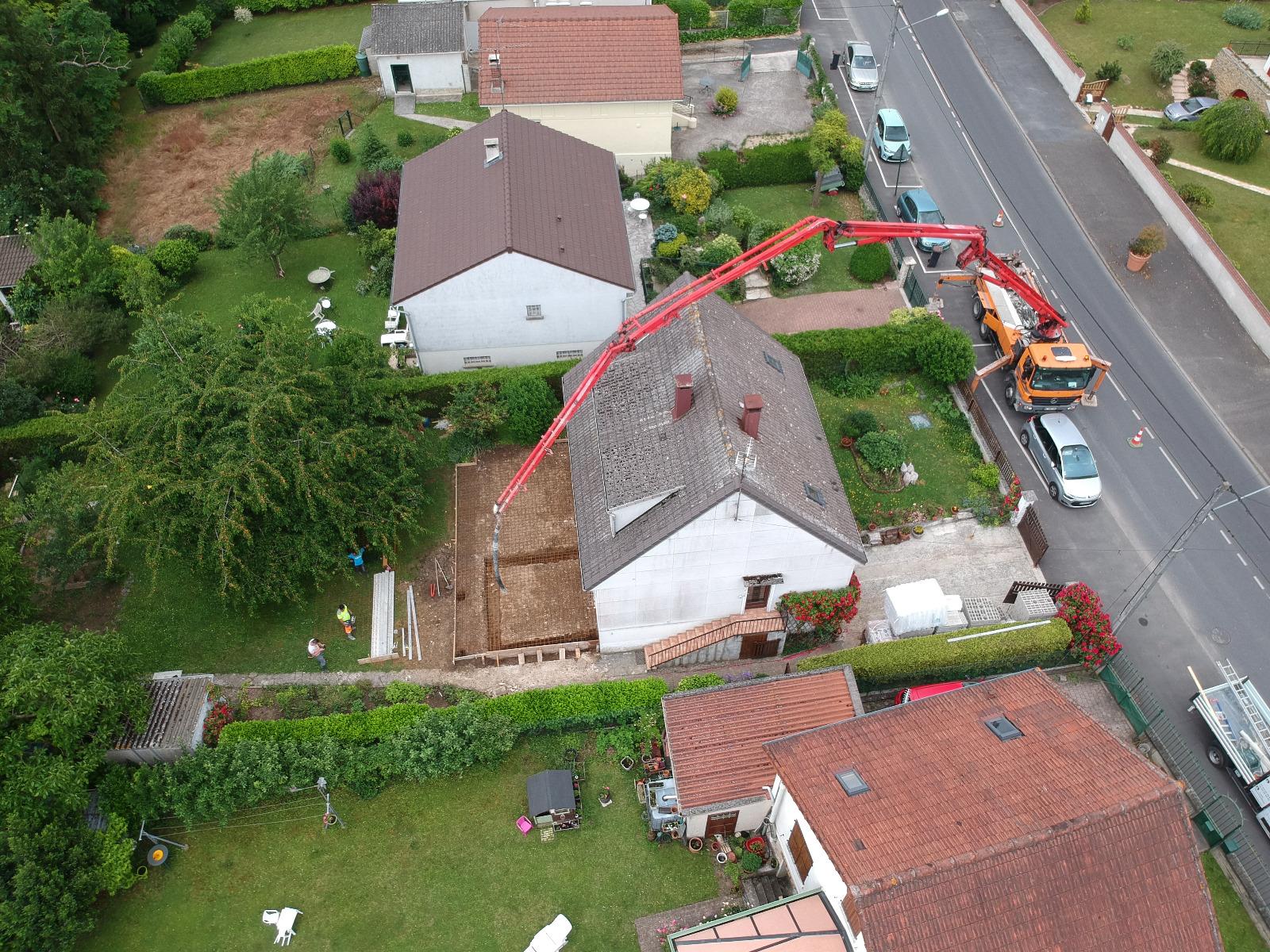 Vue aérienne du coulage d'une dalle avec un camion pompe