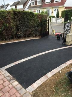 Allée en enrobé noir