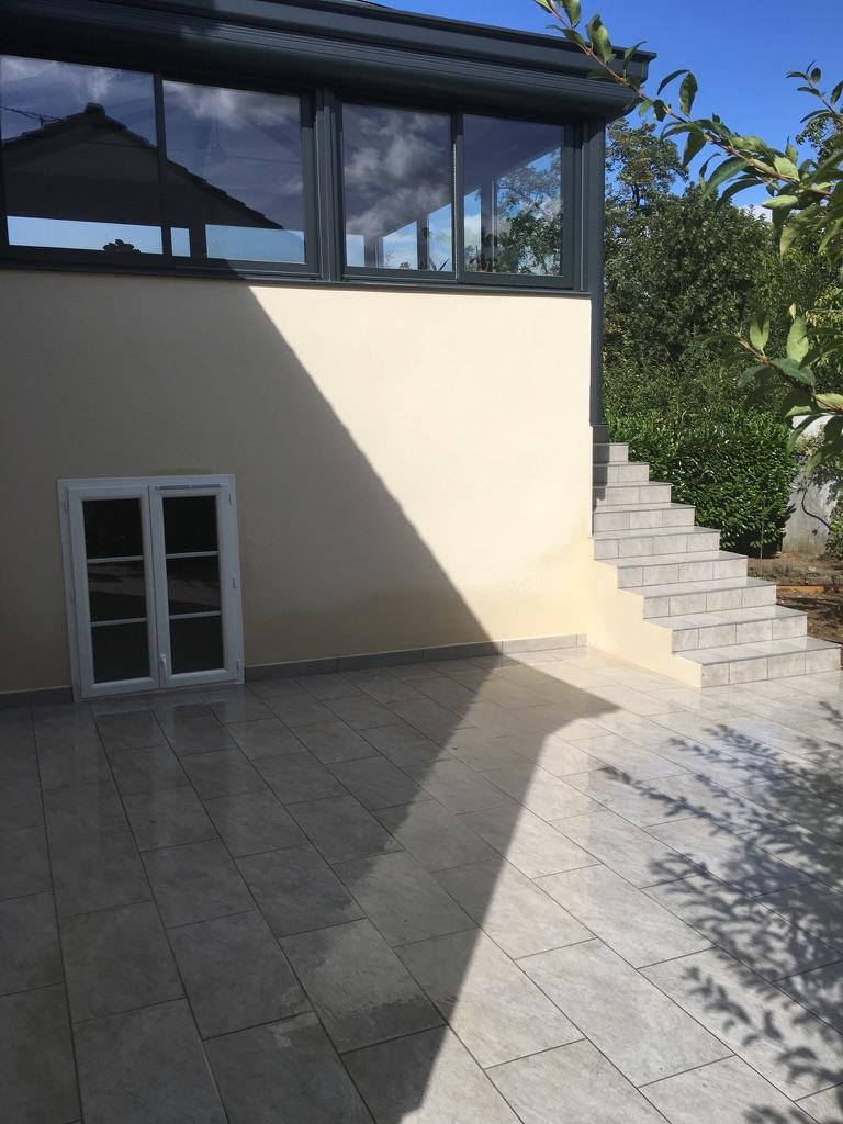 Terrasse carrelée et véranda