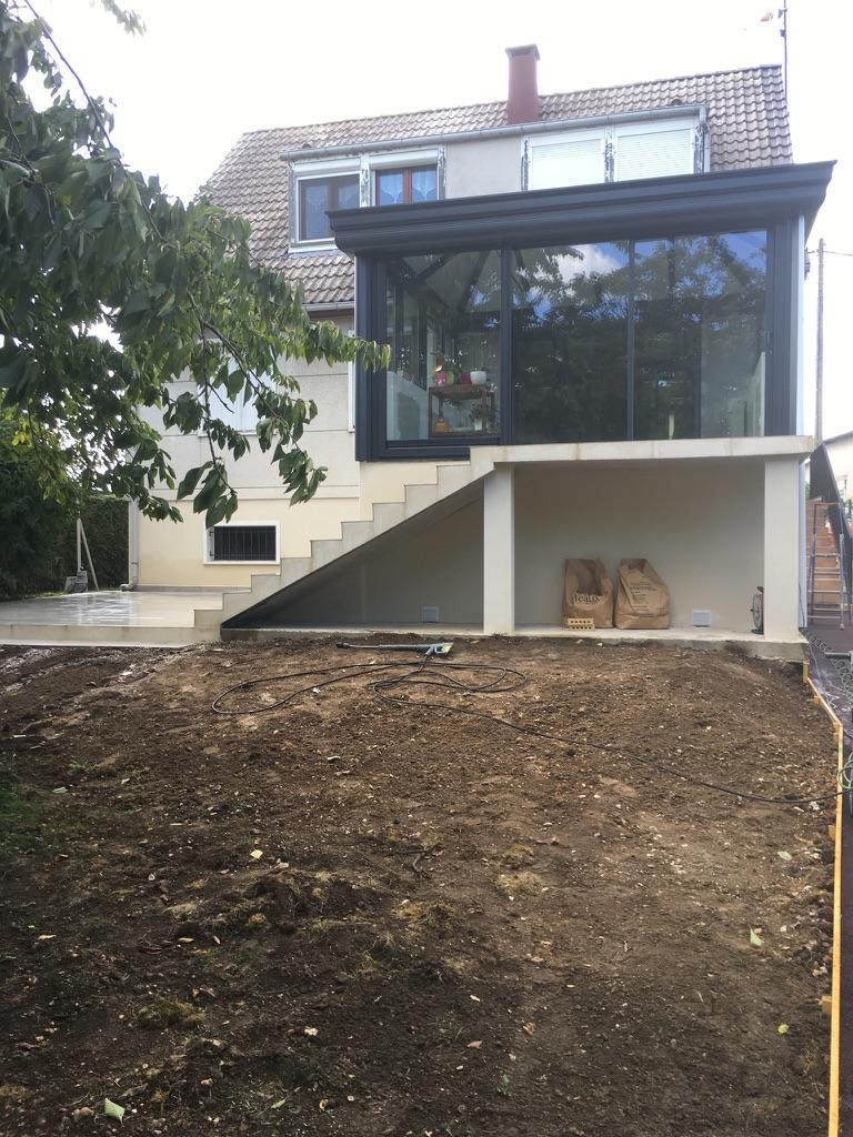 Véranda sur une terrasse surélevée