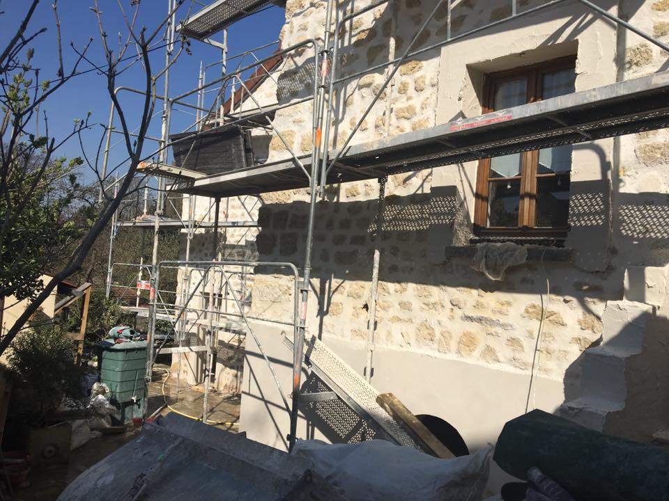 Rénovation façade en pierre de taille pendant la réalisation (Eragny)