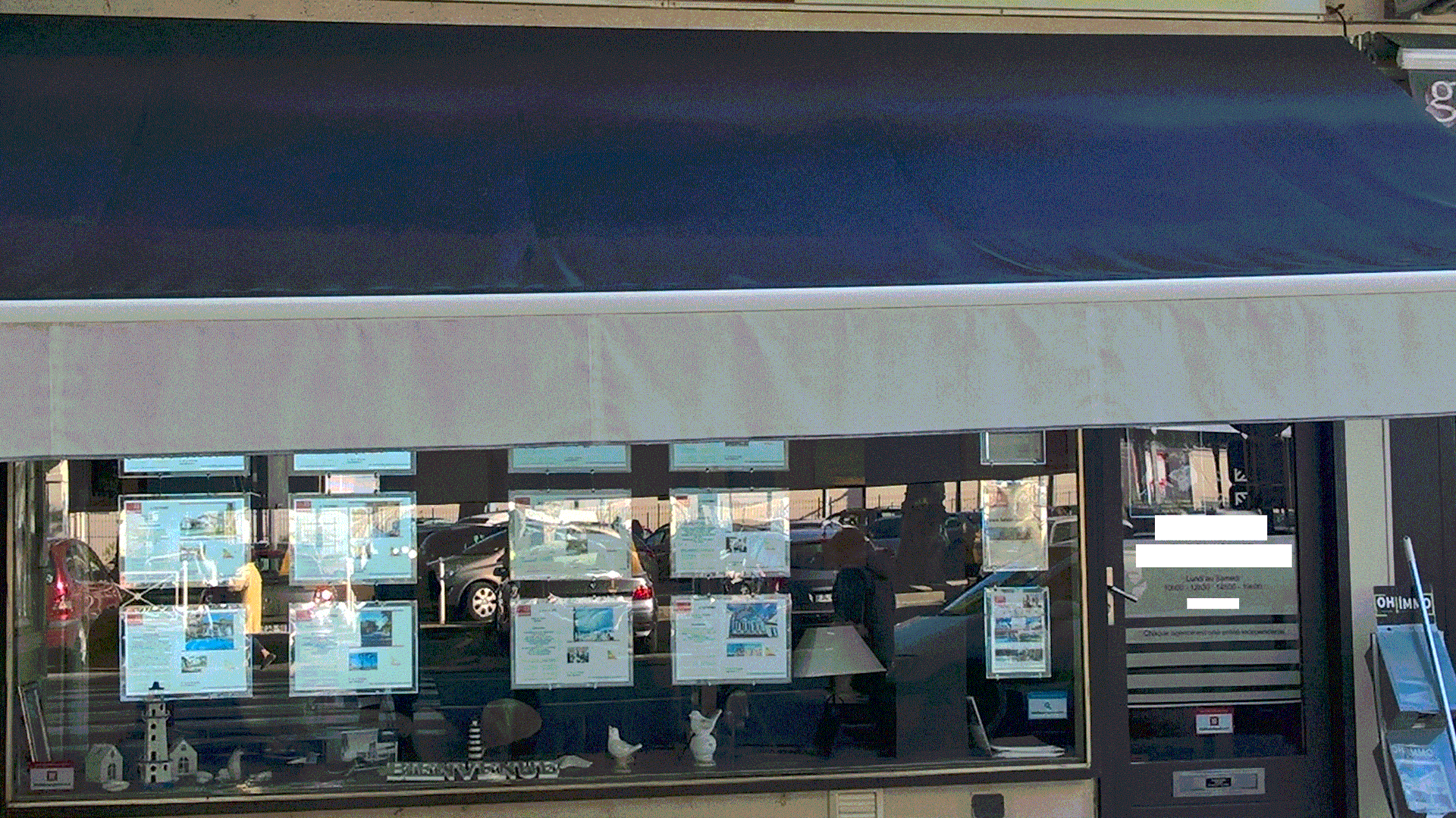 Nettoyage de bâche au dessus d'une vitrine