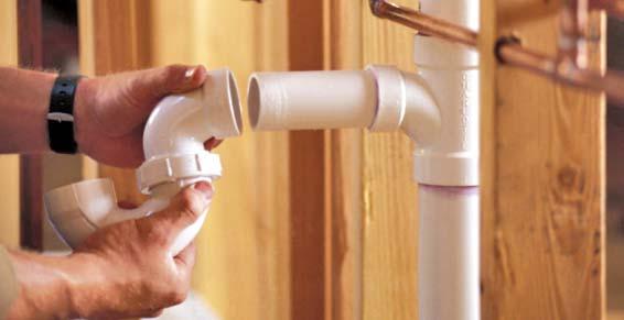 Plombiers Installation coude plastique évacuation d'eau Soissons