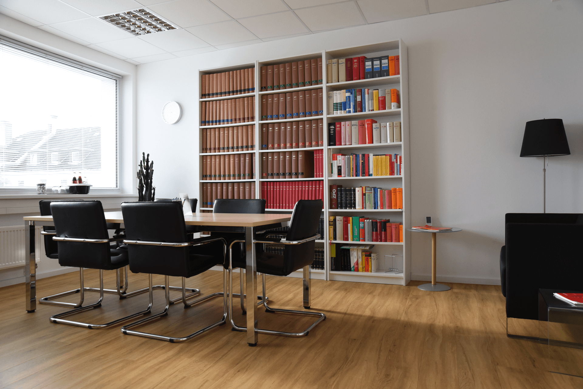 Foto Besprechungstisch vor Regal