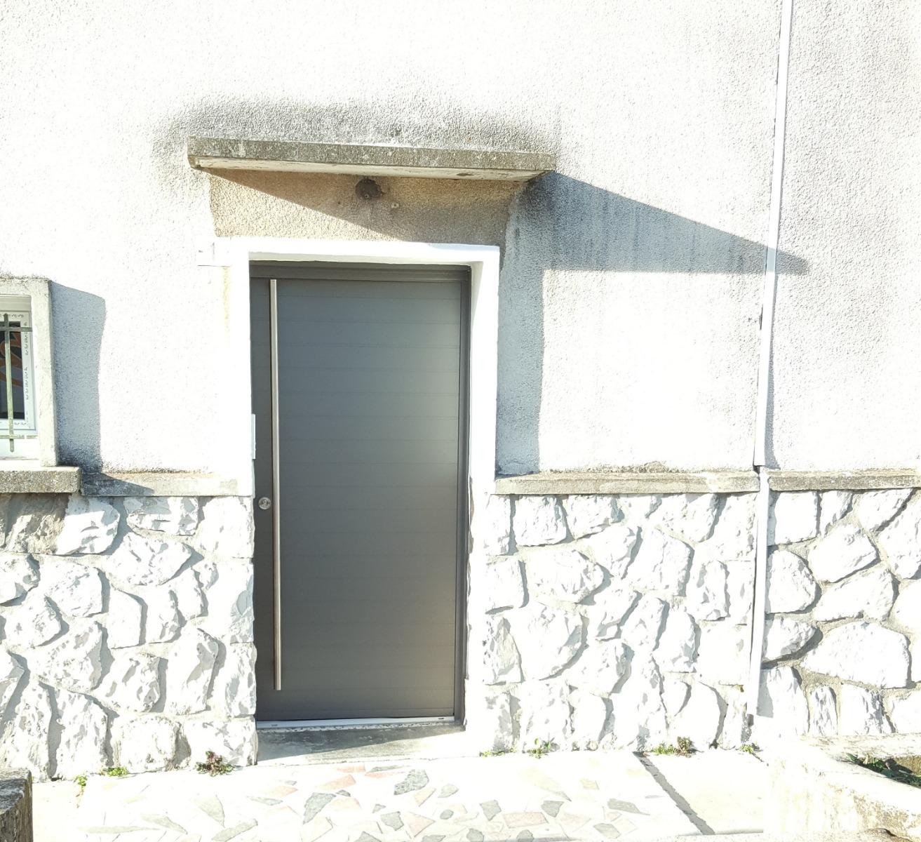 Remplacement de la porte d'entrée d'une résidence par une porte en aluminium couleur gris  2900 sablé avec gâche électrique et bâton de maréchal