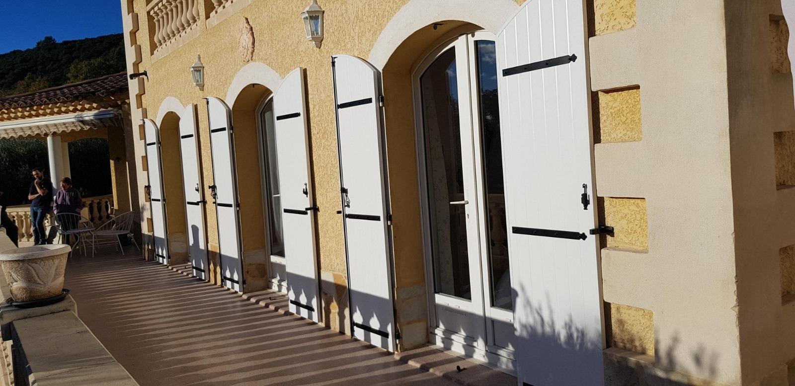 Pose de volets battants cintrés en aluminium