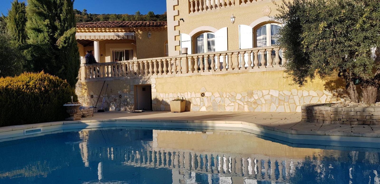 Pose de volets battants cintrés en aluminium