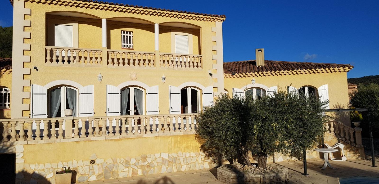 Pose de volets battants cintrés en aluminium