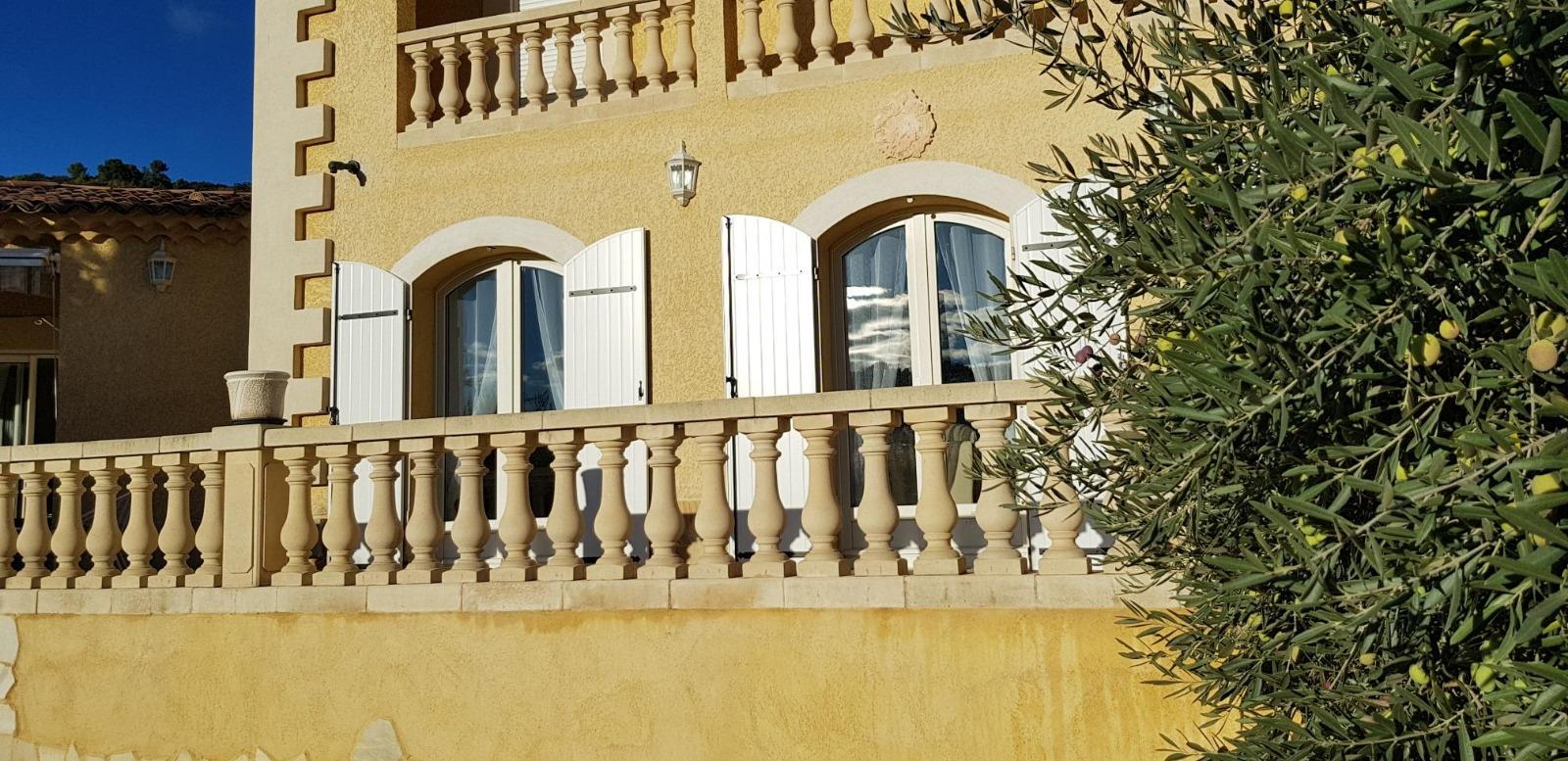 Pose de volets battants cintrés en aluminium