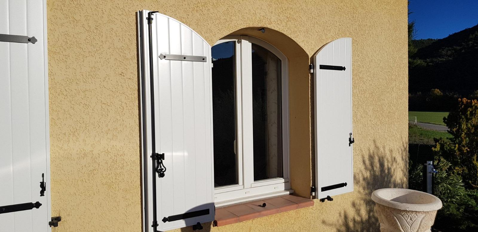 Pose de volets battants cintrés en aluminium