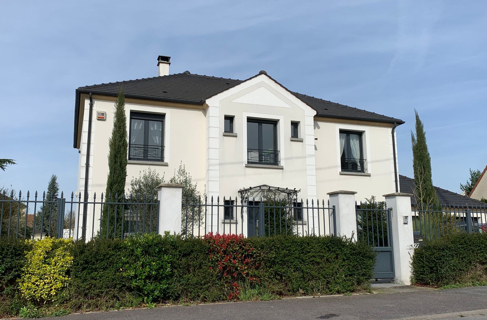 Grande maison de style traditionnel