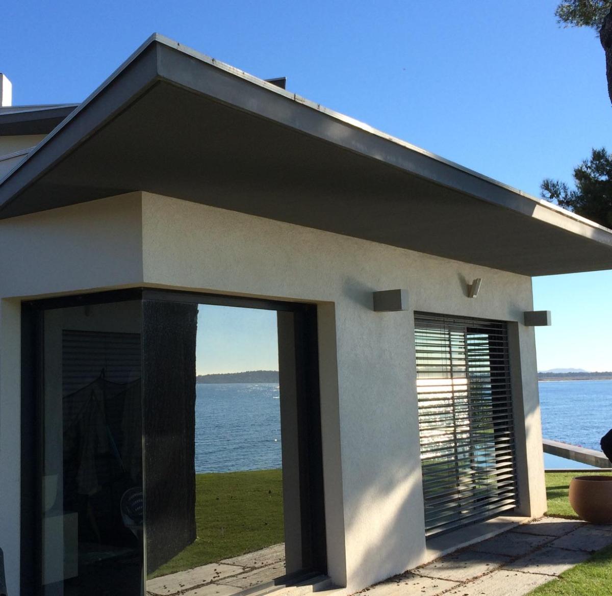 Maison moderne avec façade ouverte sur l’horizon