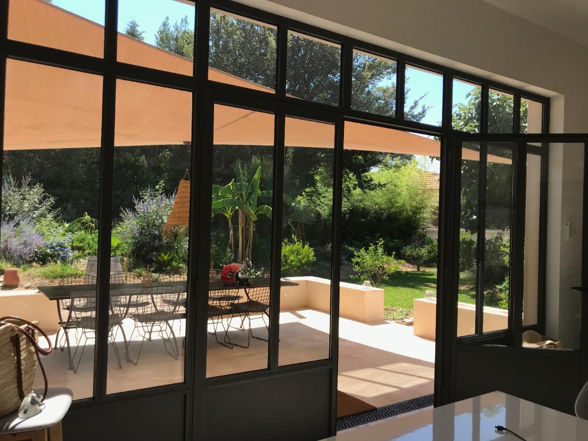 Grandes baies vitrées donnant sur un jardin paysager