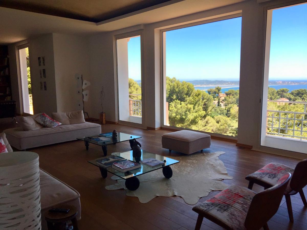 Salon avec grandes ouvertures