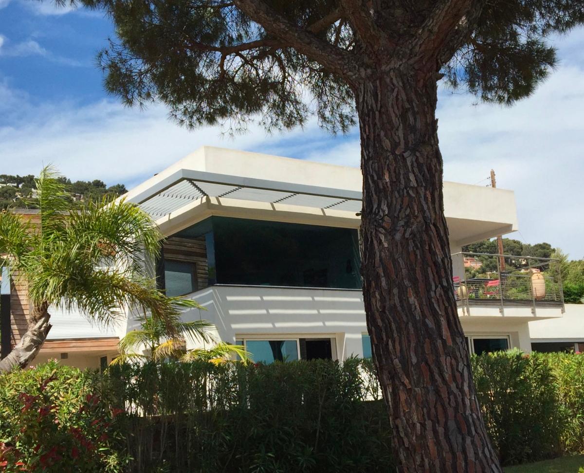 Maison moderne nichée parmi les arbres