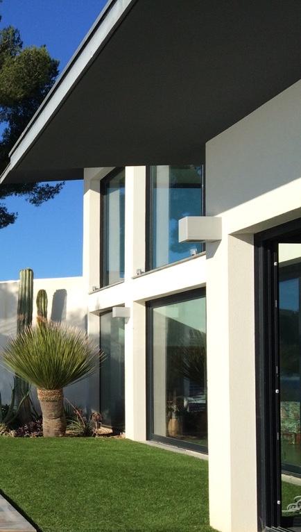 Maison moderne avec grandes surfaces vitrées