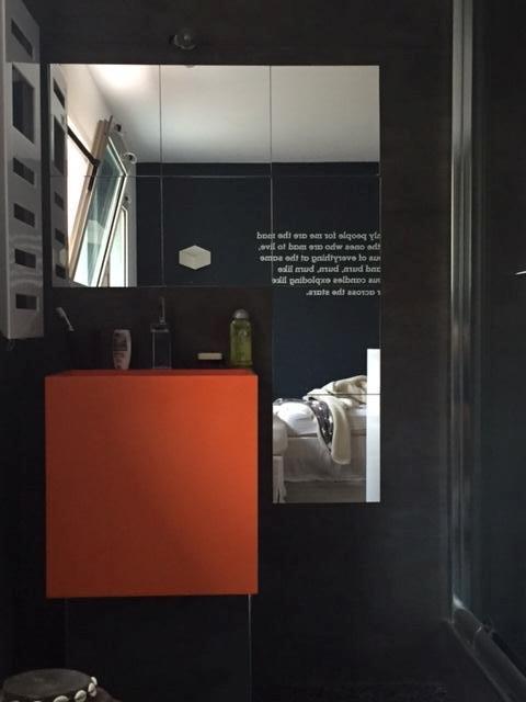 Salle de bains avec meuble vasque orange et miroir