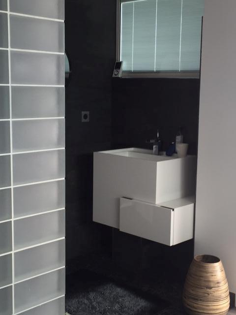 Salle de bains avec meuble blanc suspendu