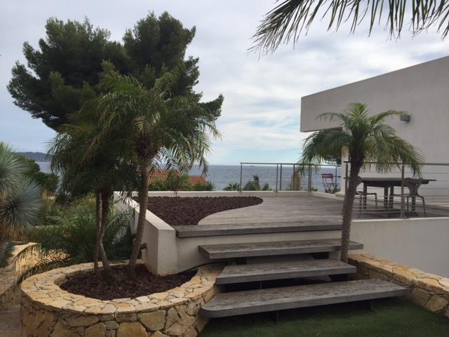 Terrasse en bois avec mobilier lounge et vue sur la mer