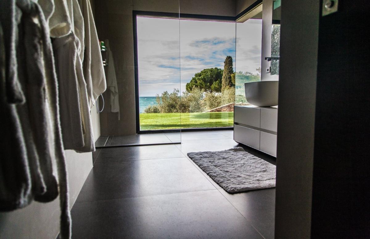 Salle de bains de style épuré avec vue sur la nature