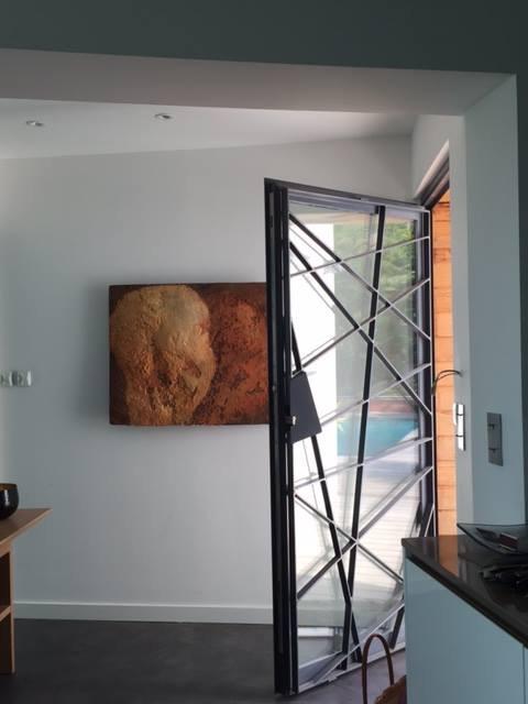 Porte design intérieure avec sculpture murale en métal