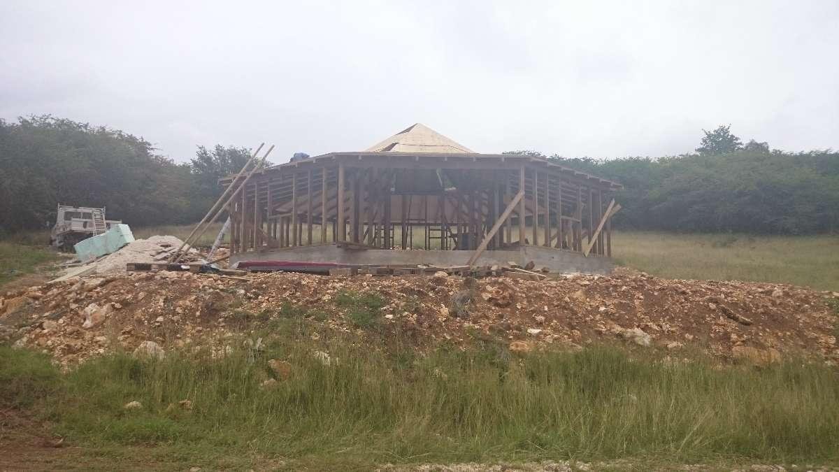 Karaib'Charpente : Construction d'une maison octogonale à Marie-Galante