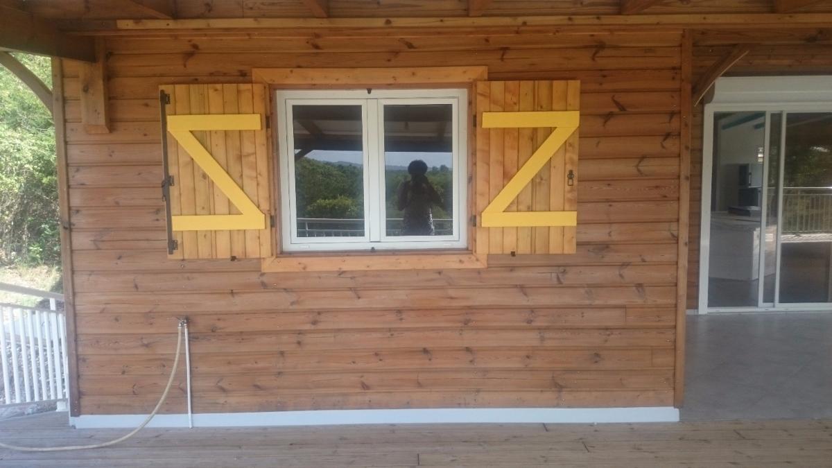 Contrevents en pin (fabrication artisanale) finition lasure et peintur