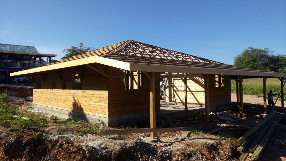 Karaib'Charpente :Pose faux plafonds (maison octogonale)