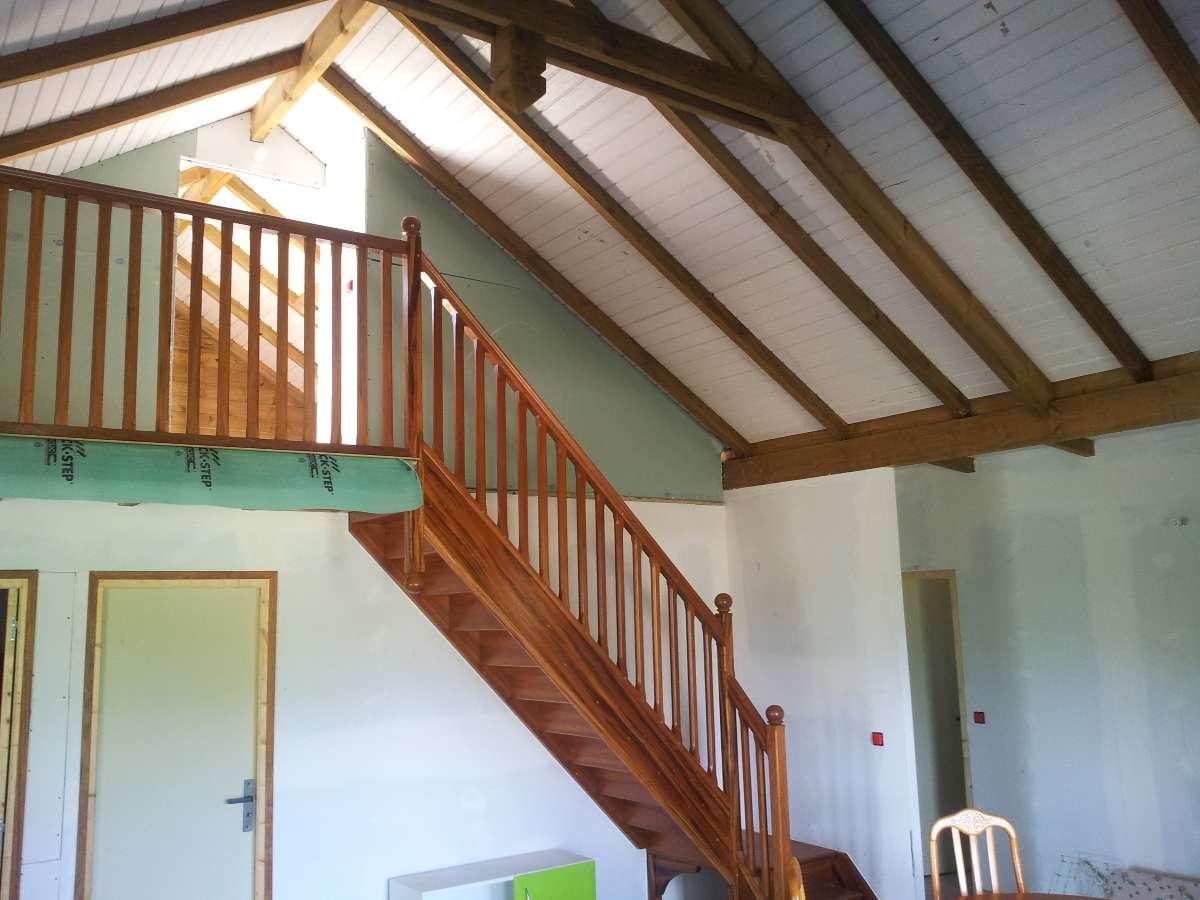 Karaib'Charpente :Escalier en bois et cloison en placo en cours d'inst