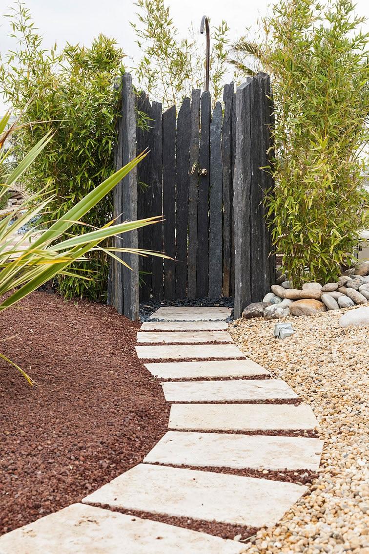 Chemin d'accès et douche extérieure paysagère