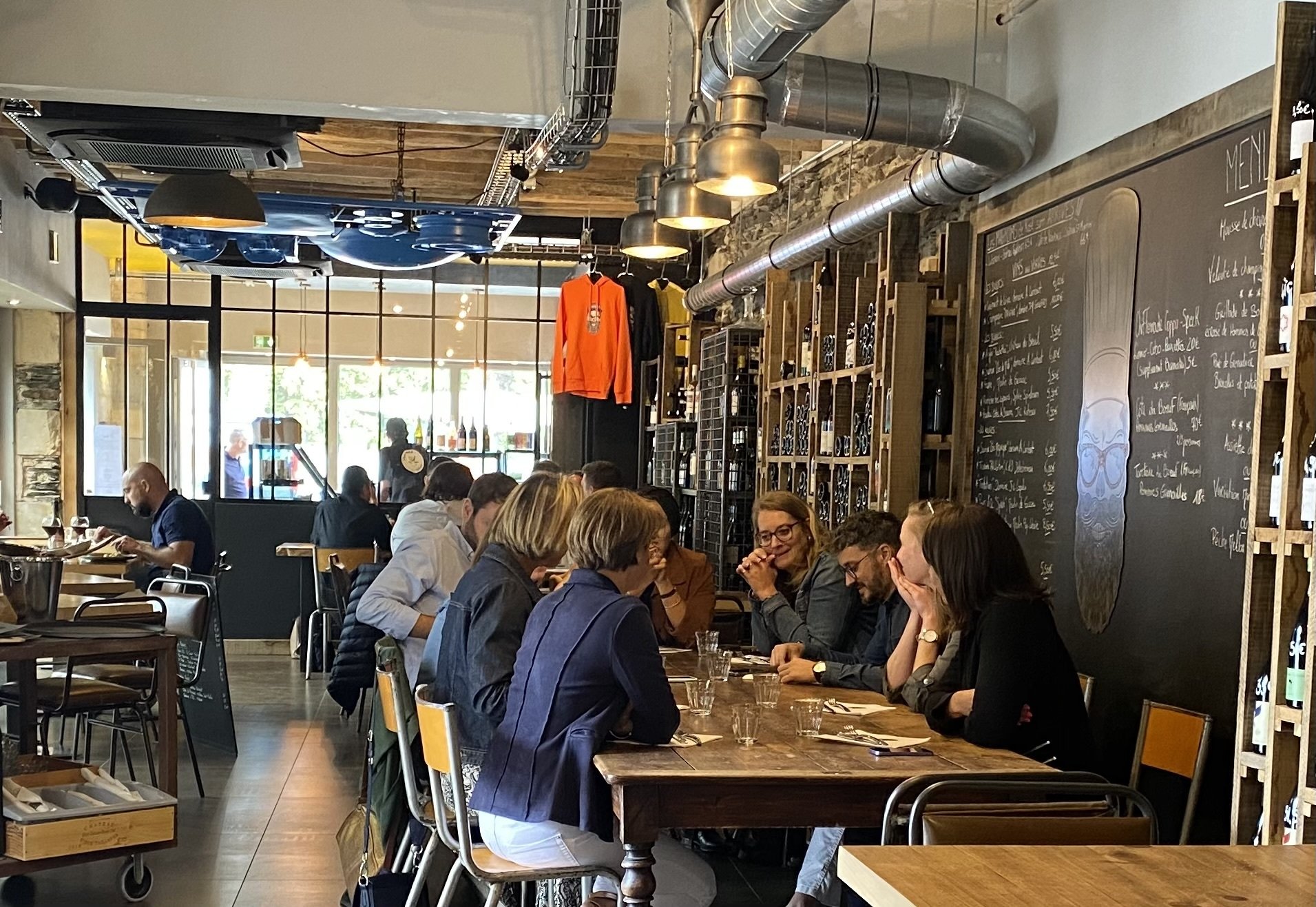 Bar et Bar à vins situé dans la ville d'Angers - Avvinà