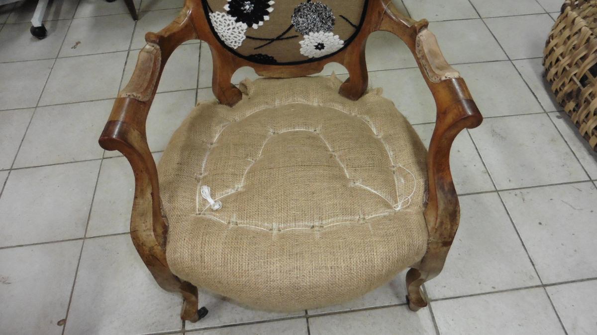 Réalisation de l'emballage et points de fonds du fauteuil Louis-Philippe