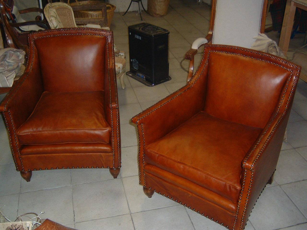 Deux fauteuils en cuir marron.