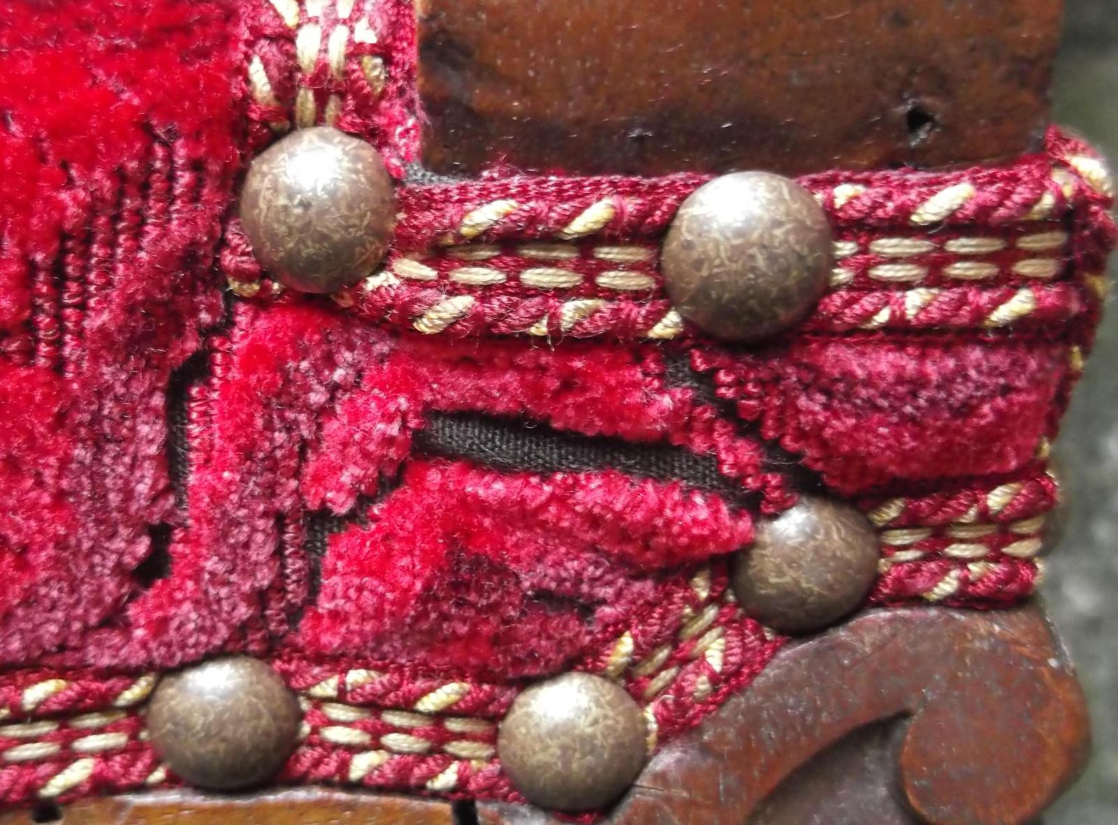 DETAIL CLOUS ET GALON - CHAISES XIX - RESTAURATION