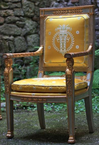 Fauteuil Empire fini - structure en bois, accoudoirs sculptés, tissu en soie or