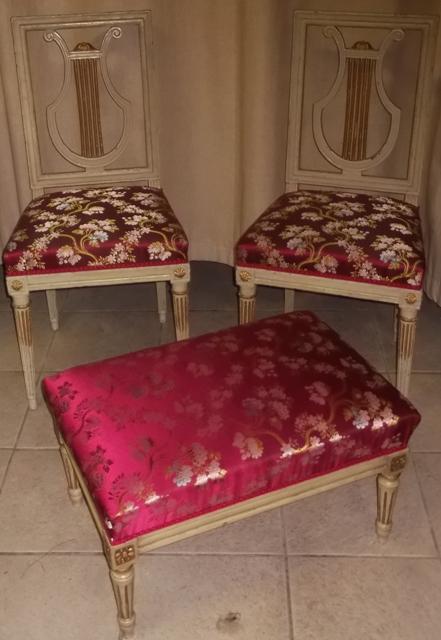 Ensemble de deux chaises et un tabouret style Louis XVI
