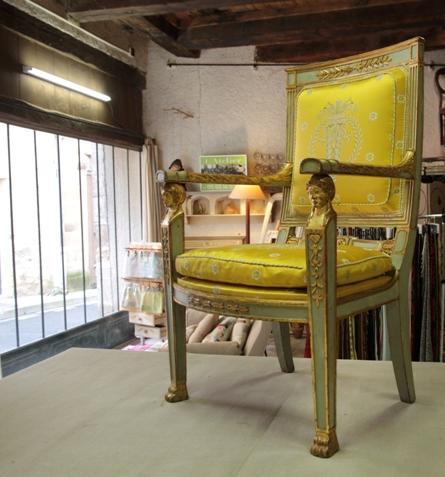 Fauteuil Empire fini - structure en bois peint en blanc et or, accoudoirs et pieds sculptés, tissu en soie couleur jaune